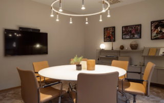 Bilden visar ett mindre konferens rum hos Arbetsmiljö & Lagkravsgruppen AB sitter i Kungsbacka