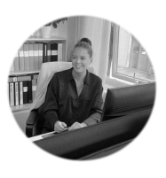 Kom i kontakt med Mikaela, Administration i Kungsbacka kontorer.